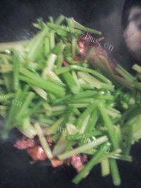 养颜的芹菜炒肉做法图解8)