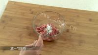 家常菜芹菜炒肉做法图解2)