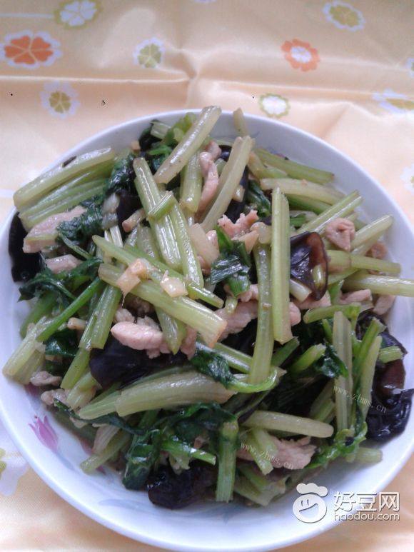 芹菜木耳炒肉丝