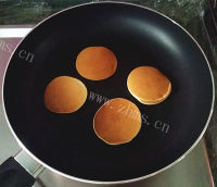 好吃的香蕉牛奶松饼做法图解12)