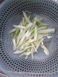 香气逼人的西芹炒肉片做法图解1)