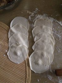 自制酸菜馅水饺做法图解6)