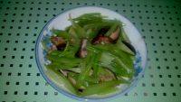 香味四溢的芹菜炒香菇