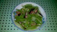 香味四溢的芹菜炒香菇