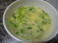 家常菜葱花煎蛋做法图解5)