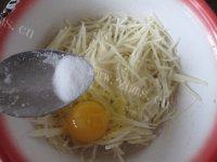 土豆丝鸡蛋饼自制做法图解5)
