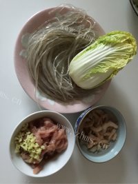 鲜香美味的肉丝虾仁粉丝煲做法图解1)