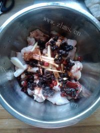 好吃的腐乳豆豉鸡翅煲做法图解4)