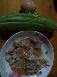 家常菜瘦肉炒苦瓜做法图解1)