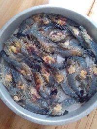 常吃不腻的蒜蓉蒸虾做法图解1)