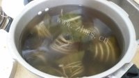好吃的酱香排骨粽做法图解7)