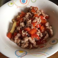 美味的红椒青豆肉末做法图解4)
