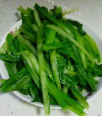 自制素炒油麦菜做法图解1)