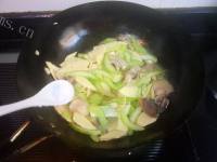 美味的咸肉炒冬笋做法图解9)