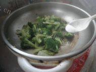 常吃不腻的西兰花炒肉做法图解8)