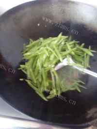 家常菜干煸芸豆丝做法图解8)