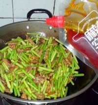 诱人的蒜苔炒肉做法图解4)