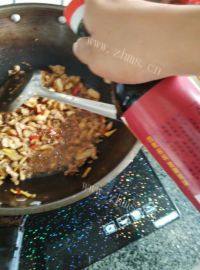 自制高笋炒肉做法图解4)