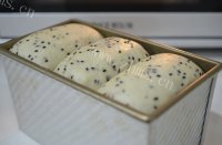美味的黑芝麻米饭吐司做法图解15)