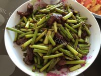 色香味俱全的蒜薹炒肉做法图解4)
