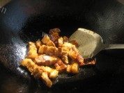 红烧肉炖豆角做法图解6)