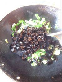 家常菜青菜炒木耳做法图解8)