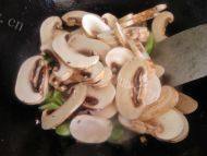 双孢菇炒肉片的做法图解七