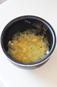 美味养颜银耳羹做法图解3)
