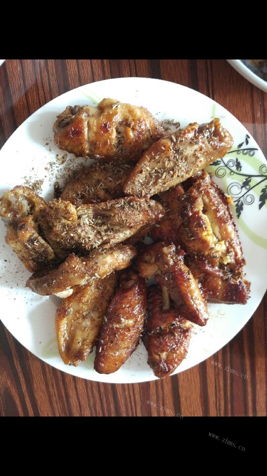 珍馐美味的烤鸡翅