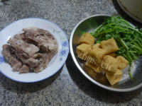 自制茼蒿油豆腐龙骨汤做法图解1)