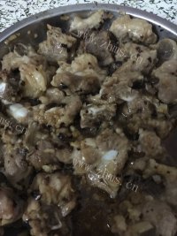 色泽鲜亮的豆豉蒸排骨做法图解3)