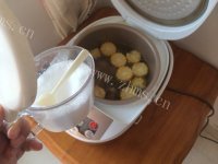 美味的玉米龙骨汤做法图解6)