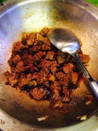 香喷喷的牛肉炖萝卜做法图解5)