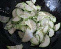 口感极佳的西葫芦炒火腿做法图解5)