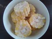 美味的胡萝卜玉米排骨汤做法图解3)