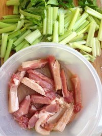 DIY芹菜炒肉做法图解2)