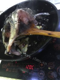 诱人的炖鱼头做法图解5)