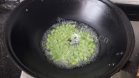 美味的丝瓜毛豆子炒蛋做法图解3)