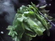 飘香的素炒油麦菜做法图解4)