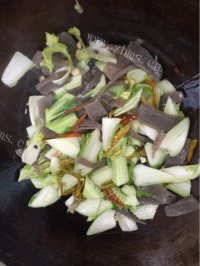 美味泡椒白菜梗炒魔芋做法图解4)