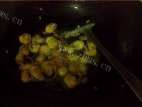 美味的草菇炒蒜苔的做法图解七
