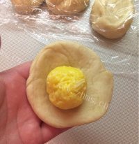 自制椰蓉花朵面包做法图解10)