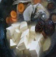 美味的三色鱼头汤做法图解4)