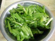 百吃不厌的豆腐炒韭菜做法图解2)