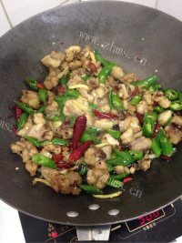 特色美食辣子鸡丁做法图解6)