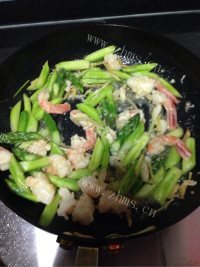 家常菜芦笋炒虾仁做法图解4)