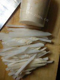 滋补的萝卜鲫鱼汤做法图解3)