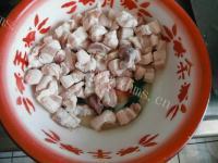 家常菜腐竹红烧肉做法图解3)