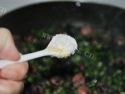 橄榄菜炒豆丁做法图解6)