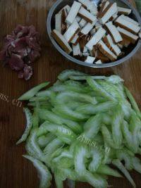 西芹炒豆干做法图解2)